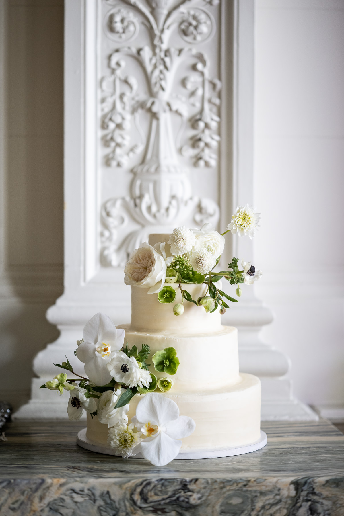 Couple at head table during dinner in Flood Mansion Grand Hall, bay window light, San Francisco mansion wedding
